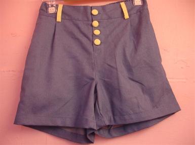 กางเกงขาสั้นเอวสูงทรง top shop ด้านหลังเป็นยางยืด ด้านหน้ามีกระดุ 4 เม็ด