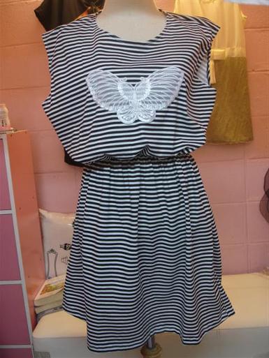 Dress เอวจั๊ม ตกแต่งด้านหน้าด้วยผ้าลูกไม้ลายผีเสื้อ