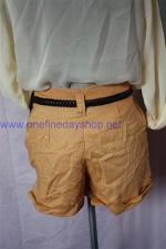 กางเกงผ้าฝ้าย ผสมลินินสีเหลืองตอง kloset style บริเวณขาเป็นกลีบบัว ทรงเป๊ะมาก ๆ ค่ะ กระเป๋าด้านในใช้