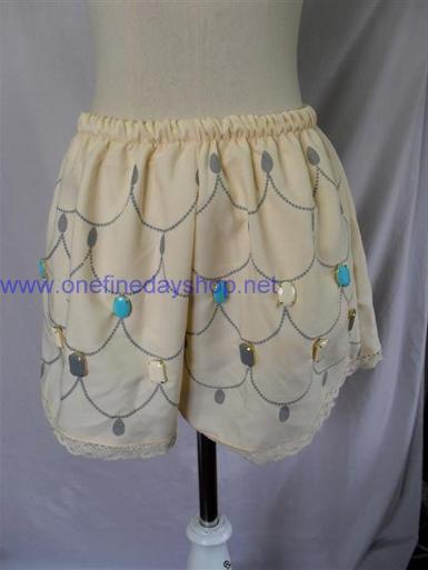  กางเกงขาสั้น เอวยางยืด ผ้า cotton สีครีม พิมพ์ลายสร้อย ตกแต่งด้วยเพชรสี pastel vintage style