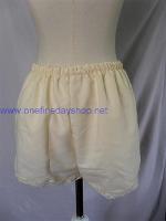     * กางเกงขาสั้น เอวยางยืด ผ้า cotton สีครีม พิมพ์ลายสร้อย ตกแต่งด้วยเพชรสี pastel vintage style