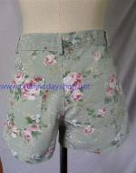 กางเกงขาสั้น เอวสูง ทรงเดียวกับ The Dude พื้นสีเขียว ลายดอกไม้ vintage style 