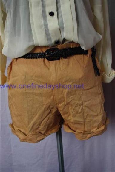 กางเกงผ้าฝ้าย ผสมลินินสีเหลืองตอง kloset style บริเวณขาเป็นกลีบบัว ทรงเป๊ะมาก ๆ ค่ะ กระเป๋าด้านในใช้