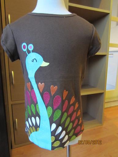 T001 : เสื้อยืดลายนกยูง