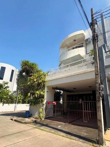 ให้เช่าทาวน์โฮม 5 ชั้น 4 ห้องนอน ซอย ลาซาล 77 ย่านบางนา รีโนเวทให