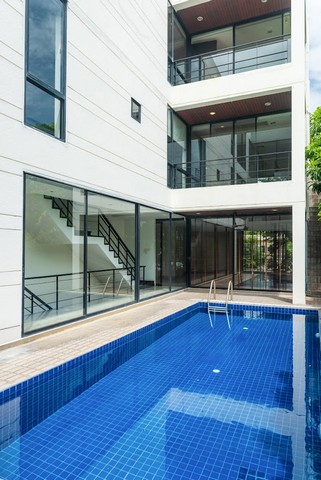 ให้เช่าสำนักงาน4ชั้นย่านอารีย์ พญาไท 750 ตร.ม.พร้อมสระใกล้BTSอารี