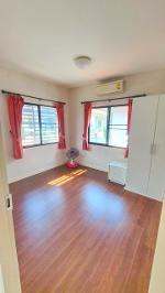 บ้านเดี่ยวให้เช่า 2 ชั้น  ถูกที่สุดใน ซาฟารี รร. สาธิตพัฒนา 500 ม