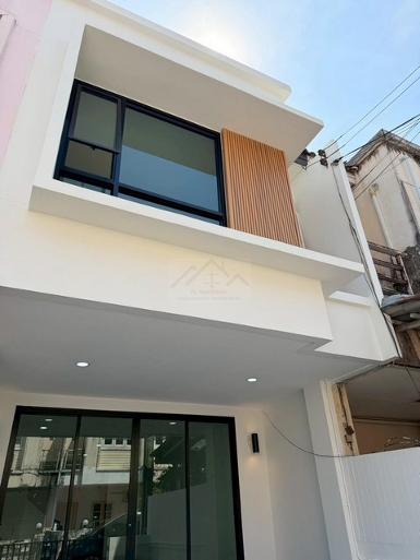 ขายทาวน์โฮม 2 ชั้น 18 ตรว. ม.เฟิสท์โฮม ซอยวัชรพล1 ใกล้ตลาดถนอมมิต