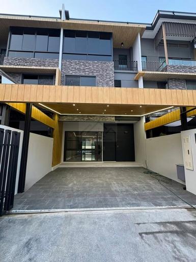 ให้เช่าLuxury Townhome 3 ชั้น 29.9 ตรว. The Landmark เอกมัย-รามอิ