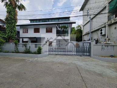 ให้เช่าโฮมออฟฟิศ2ชั้น70ตร.ว.ย่านโชคชัย4ลาดพร้าวใกล้MRTโชคชัย4